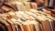 Βιβλιοπωλείο των αστέγων: Υπουργείο Παιδείας και Εθνική Βιβλιοθήκη συγκεντρώνουν βιβλία μετά την κλοπή