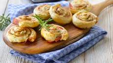 Σφολιατάκια με ζαμπόν και τυρί: το πανεύκολο σνακ για κάθε περίσταση