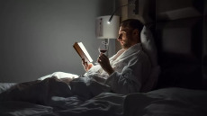 Αλκοόλ: Πόσο βλάπτει ένα ποτηράκι πριν από τον ύπνο;