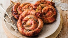 Κουλουριαστά λουκάνικα με φασκόμηλο, μέλι και μπέικον