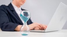 5 πράγματα που σπαταλούν τον χρόνο μας καθημερινά και πώς να τα αντιμετωπίσουμε 