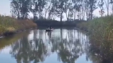 Μεσολόγγι: Η αστυνομία αναζητά στο νερό το όπλο του Μπάμπη Κούτσικου  - Δείτε βίντεο