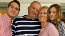 Κώστας Καραμανλής - Νατάσα Παζαΐτη: Τα δίδυμα ανέβηκαν στο θεατρικό σανίδι