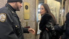 ΗΠΑ: Χειροπέδες στην Lisa Ann γιατί κατέγραφε stand up comedy παράσταση με το κινητό της - Δείτε βίντεο