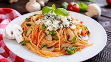 Ροκφόρ: το βάζουμε στη μαγειρική με 8 πεντανόστιμους τρόπους