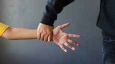 Χερσόνησος: Τουρίστας κατήγγειλε βιασμό από έναν 24χρονο μετά τη διαδικτυακή τους γνωριμία