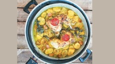 Λεμονάτα μπουτάκια κοτόπουλου με πατάτες της γιαγιάς