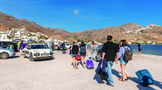 Europa Nostra: Σήμα κινδύνου για νησιά των Κυκλάδων - Κινδυνεύουν από υπερτουρισμό και ανεξέλεγκτη δόμηση