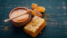 10 ελληνικά προϊόντα μέλισσας και κυψέλης που ξεχωρίσαμε: γύρη, βασιλικός πολτός, πρόπολη και κηρήθρα