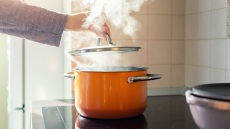 Μαγείρεμα στο σπίτι ή delivery; Ποιο είναι τελικά πιο οικονομικό;