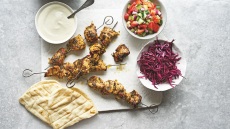 Πικάντικα σουβλάκια με σάλτσα γιαούρτι-ταχίνι