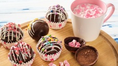 Αγίου Βαλεντίνου: brunch για δυο με παιχνιδιάρικες «βόμβες» σοκολάτας