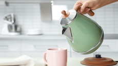 Πώς καθαρίζουμε τον βραστήρα μας σε μόλις 5 λεπτά