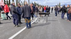 Φθιώτιδα: Οι αγρότες της Ανθήλης έκλεισαν και πάλι την εθνική οδό - Έβγαλαν ψησταριές μέσα στον αυτοκινητόδρομο