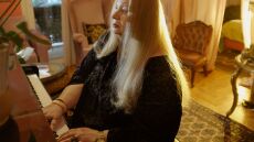 Λένα Πλάτωνος: «Παντρεύει» την παραδοσιακή μουσική με τον ηλεκτρονικό ήχο σε μια νέα παράσταση