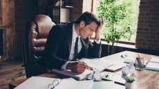 Νέα επαγγελματική πραγματικότητα: Οι CEOs εξουθενώνονται και οι ιδιοκτήτες μικρών επιχειρήσεων ευημερούν