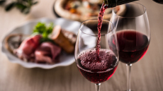 Έρωτας, να τον πιεις στο ποτήρι: 14 value for money κρασιά για όλα τα γούστα