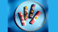 Τα πανέμορφα σοκολάτακια με τα βρώσιμα λουλούδια και τις αγνές πρώτες ύλες