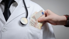 Φυλάκιση 12 μηνών με 3ετή αναστολή σε ογκολόγο για φακελάκι