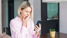 Online dating μετά τα 50: Χρήσιμα tips για να αποφύγετε επικίνδυνες και κακοποιητικές συμπεριφορές