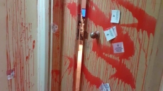 Έλενα Ράπτη: Αναρχικοί επιτέθηκαν με μπογιές και τρικάκια στο γραφείο της – Δείτε φωτογραφίες