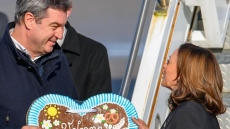 Γερμανία: Ξεκινά αύριο η Διάσκεψη του Μονάχου – Με τούρτα σε σχήμα καρδιάς υποδέχθηκαν την Κάμαλα Χάρις