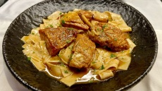 Φτιάχνουμε λαχταριστό κόκορα με πέτουρα βήμα-βήμα