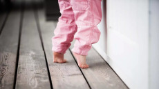Το παιδί βαδίζει στις μύτες των ποδιών – Πότε και γιατί να ανησυχήσουμε