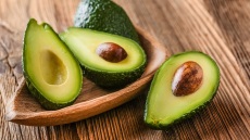 Αβοκάντο: Πώς το συντηρούμε με τον καλύτερο τρόπο ολόκληρο ή κομμένο