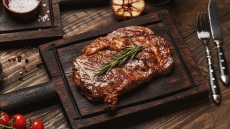 Ο καλύτερος τρόπος για να ζεστάνουμε μια μπριζόλα και να μείνει ζουμερή