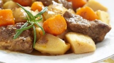 Μοσχαράκι λεμονάτο με πατάτες και καρότα