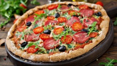 Φτιάχνουμε την πιο αφράτη ζύμη πίτσας με αλεύρι ολικής άλεσης