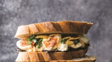 Σάντουιτς με ρώσικη σαλάτα και αυγό