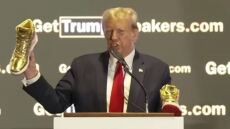 ΗΠΑ: Υποστηρικτής του Τραμπ πλήρωσε 9.000 δολάρια για να πάρει τα χρυσά αθλητικά με το αυτόγραφό του