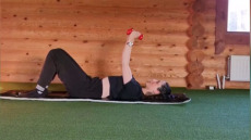 Τέσσερις ασκήσεις για στητό και καλογυμνασμένο στήθος – Αρκούν δύο βαράκια για να πετύχετε φυσική ανόρθωση