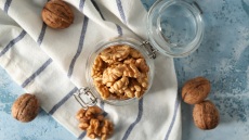 Καρύδι: γλυκό του κουταλιού, μέλι, καρυδέλαιο και λικέρ σε 10 προϊόντα που ξεχωρίσαμε