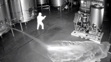 Ισπανία: Κάμερα ασφαλείας κατέγραψε το σαμποτάζ σε οινοποιείο - Έχυσαν 60.000 λίτρα κρασί αξίας 2 εκατ. ευρώ