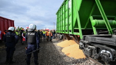 Πολωνία: Αγρότες άδειασαν ουκρανικά δημητριακά στις ράγες του τρένου