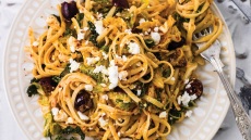 Λιγκουίνι α λα ελληνικά με καπνιστή πάπρικα, ανθότυρο και λαχανίδες