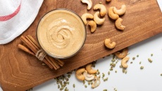 Φτιάχνουμε εύκολα σπιτικό βούτυρο κάσιους σε 30 λεπτά