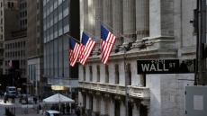 ﻿Wall Street: Νέα ιστορικά υψηλά για Dow, S&P και Nasdaq – Οι αγορές προεξοφλούν διαδοχικές μειώσεις επιτοκίων
