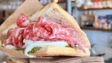 6 μέρη στην Αθήνα για λαχταριστά σάντουιτς σε τραγανή φοκάτσια