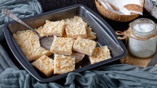 Φτιάχνουμε λαχταριστές μπάρες γεμισμένες με καρύδα