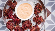 Χειμωνιάτικοι κεφτέδες λαχανικών με πικάντικη σος