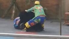 Αρκούδα επιτέθηκε στον θηριοδαμαστή της στην Κίνα - Χρειάστηκαν έξι για να τον σώσουν