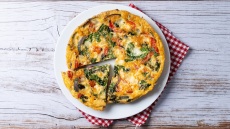 Φριτάτα με γλυκοπατάτες, πιπεριά και φέτα