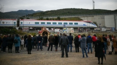 Τέμπη: Βαριά ατμόσφαιρα και δάκρυα από τους συγγενείς στο τρισάγιο για τα θύματα της τραγωδίας