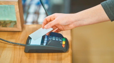 POS: Μετά την παράταση έρχονται και μειώσεις των χρεώσεων για μικροποσά