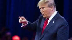 Ο Τραμπ ήδη διεκδικεί νίκη σε «κάθε πολιτεία» πριν ολοκληρωθεί η Σούπερ Τρίτη