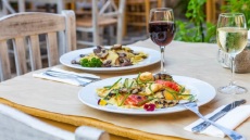 Το Αυγό του Κόκκορα: αειθαλές καλλιτεχνικό στέκι με γεύση παιδικών χρόνων